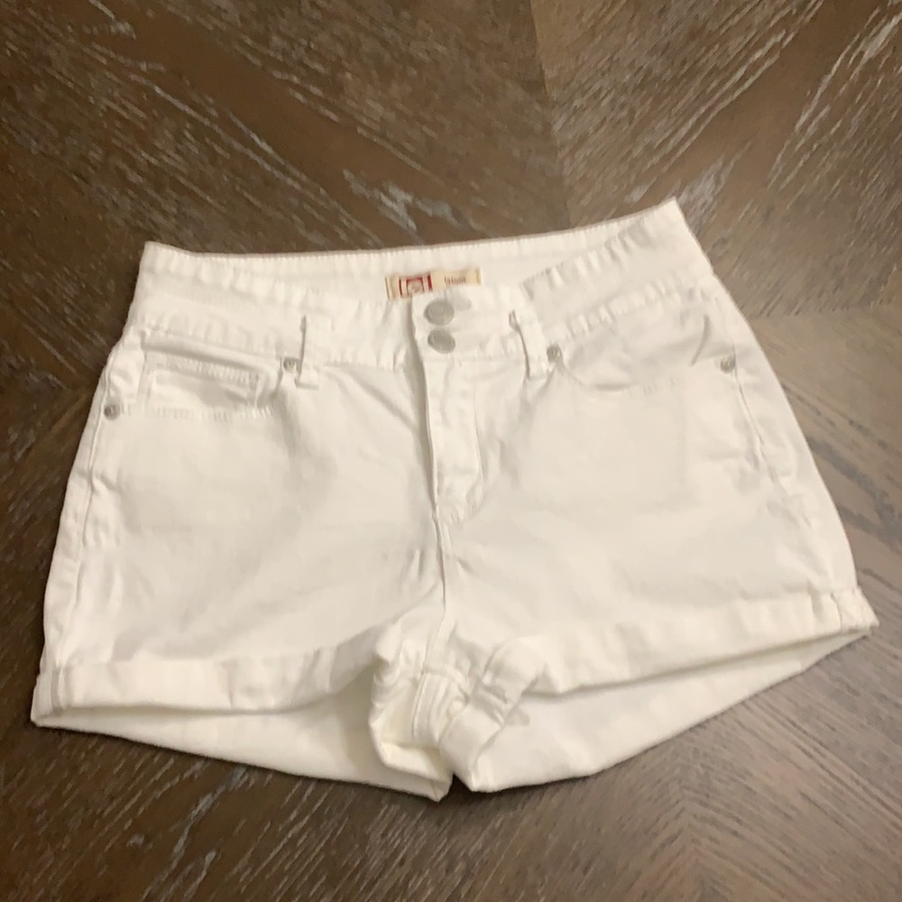 Lei white denim 2” high rise jean shorts Size 5
